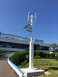 桑名製作所(三重県桑名市)に設置したNTN製「複合型(風力・太陽光)街路灯」