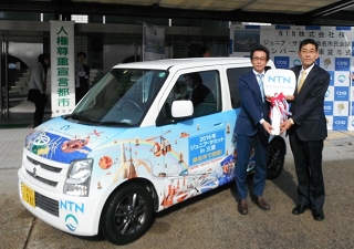 貸与式で伊藤市長(左)にキーを手渡し