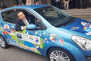 試乗される鈴木知事