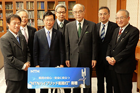寄贈式にて(左から)志賀町 小泉町長、NTN志賀製作所 北島社長、NTN 井上代表取締役副社長、NTN 石川事業部長、石川県 谷本知事、NTN能登製作所 山﨑社長、羽咋市 山辺市長