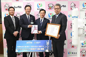 寄贈式にて(左から)NTN磐田製作所 三宅所長、磐田市 渡部市長、NTN井上代表取締役副社長、NTN自然エネルギー商品事業部 石川事業部長