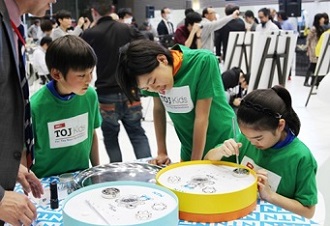 展示コーナーでベアリングの組立体験に挑戦するTOJキッズの皆さん