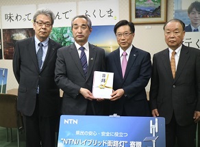 寄贈式にて(左から)NTN自然エネルギー商品事業部 石川事業部長、福島県 畠副知事、NTN 井上代表取締役副社長、大島工業 大島代表取締役社長