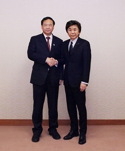 FSAT社総経理・劉蕴博氏(左)と当社代表取締役社長・大久保博司(右)