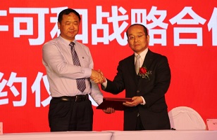 調印を終え、握手を交わすFSAT社総経理・劉蕴博氏(左)と、当社取締役・梅本(右)