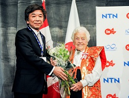 NTN代表取締役社長 大久保からマキャリオン前ミシサガ市長に花束を贈呈