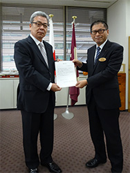 熊本県教育庁 教育理事 山本様(右)からNTN自然エネルギー商品事業部担当 石川執行役員(左)へ感謝状の授与