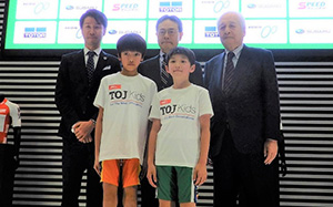 (前列)TOJキッズのみなさん、(後列左から)TOJ大会ディレクター:栗村修様、NTN常務取締役:大橋啓二、TOJ大会会長:石黒克巳様