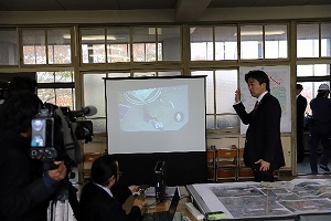 想定救援本部(吹田市立津雲台小学校)でメッセージ送受信、監視カメラ映像確認