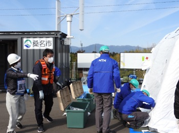 運用訓練の様子 電動ポンプへ電力供給、エアテントを設置