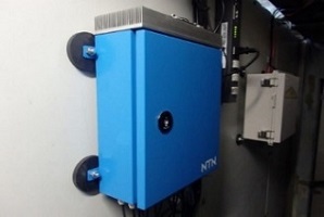 ナセル内の設置状態(右は専用無線通信ユニット)