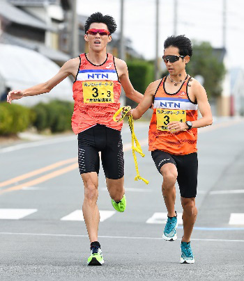 写真:3区・峐下選手から4区・小森選手へのたすき渡し