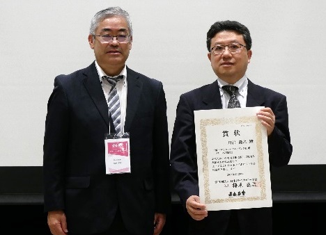写真:「技術賞」受賞 (左より)日本トライボロジー学会第68期会長 梅原様、NTN基盤技術研究所 川村 隆之