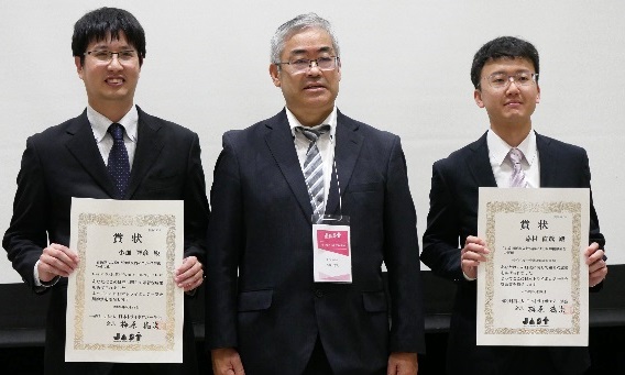 写真:「奨励賞」受賞 (左より)NTN基盤技術研究所 小畑 智彦、日本トライボロジー学会第68期会長 梅原様、NTN基盤技術研究所 嘉村 直哉