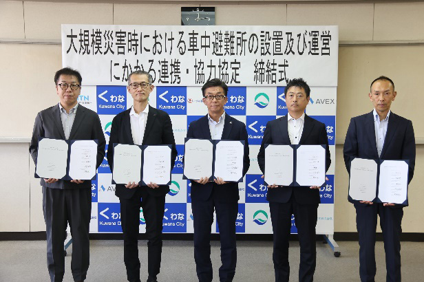 写真:協定の締結式にて(2024年8月21日:桑名市役所) (写真左より)エイベックス株式会社 執行役員・生駒健二様、NTN三重製作所 社長・川端健司、桑名市・伊藤徳宇市長、ノザキ製菓株式会社 社長・野嵜伸夫様、東伸熱工株式会社 取締役三重工場長・福島健剛様