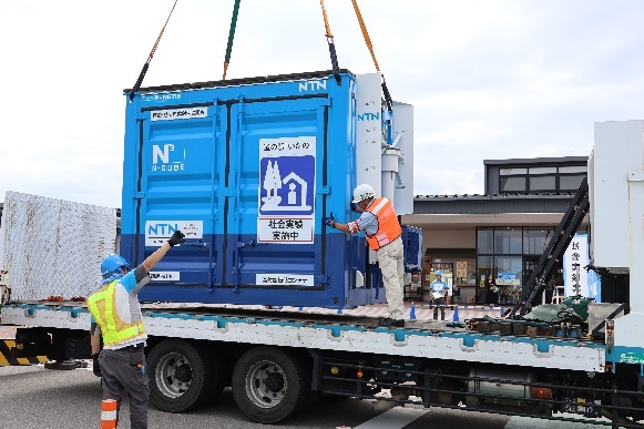 写真:三重県桑名市のNTN事業所よりトラックで徳島県板野町の道の駅「いたの」に運搬