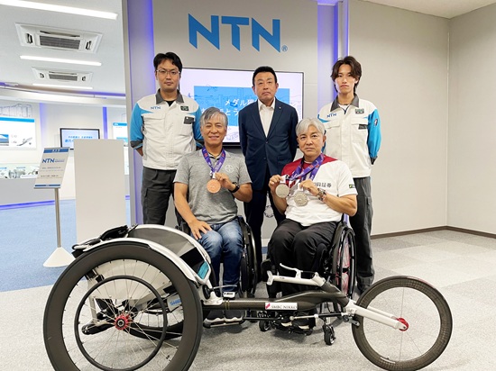 写真:NTNにご来訪いただいた伊藤智也選手(前列左)、上与那原寛和選手(前列右)