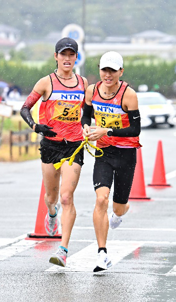 写真:5区・谷口選手から6区・横澤選手への中継
