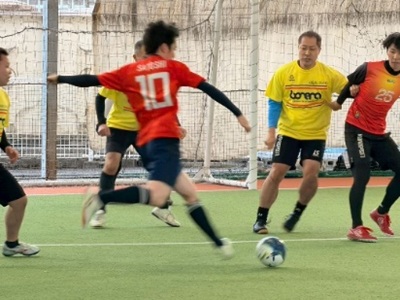 写真:フットサルなどで従業員同士が事業所を超えて交流
