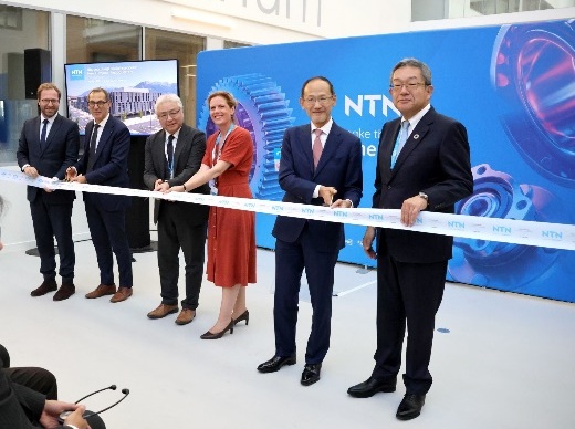 写真:来賓およびNTNグループ関係者によるテープカット